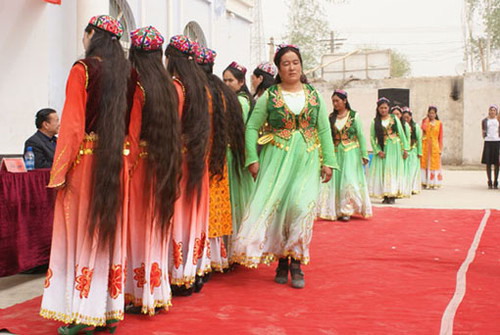 25 ladies shew their long hair in Sinkiang