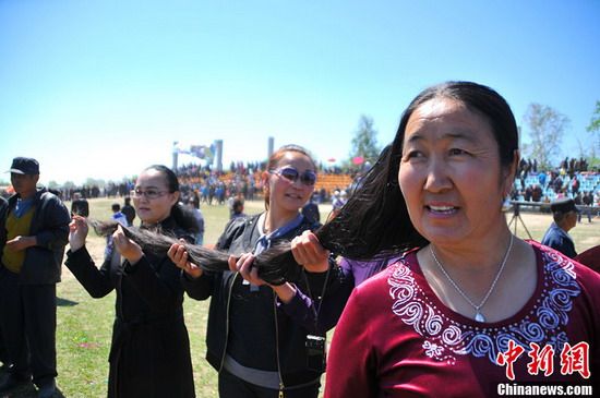 1.75 meters long hair lady won the long hair contest in Sinkiang