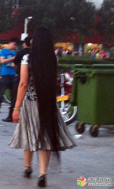 Miss Han from Tonghua has 1.5 meters long hair