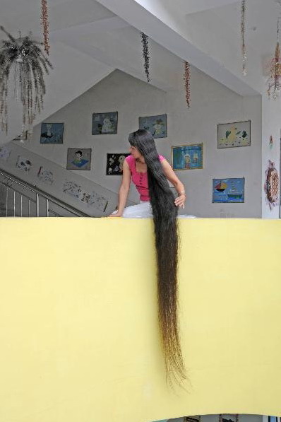 Guo Xiaoyun from Jiangxi province has 2.5 meters long hair
