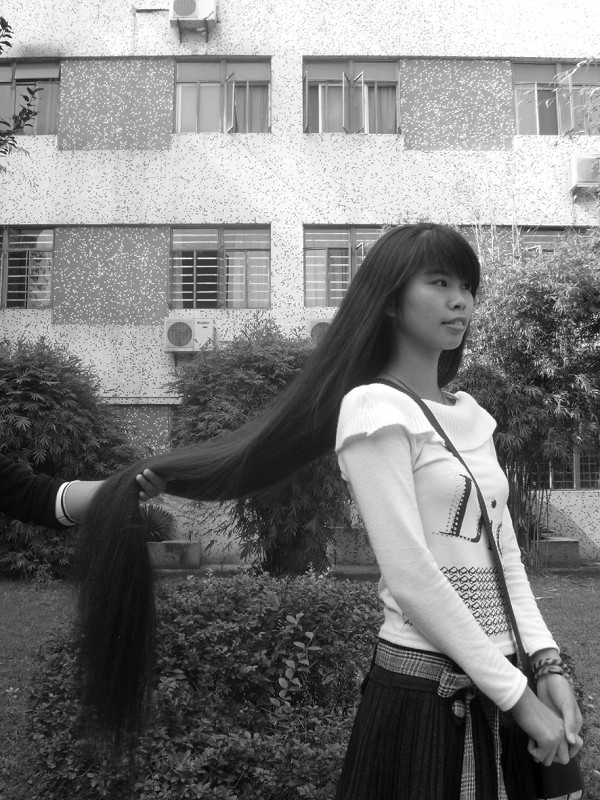 Cheng Jinzhi from Hubei province has 1.4 meters long hair