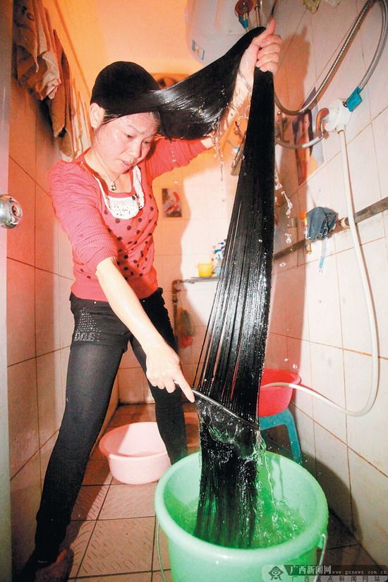 Cen Yingyuan from Guangxi province has 1.84 meters long hair
