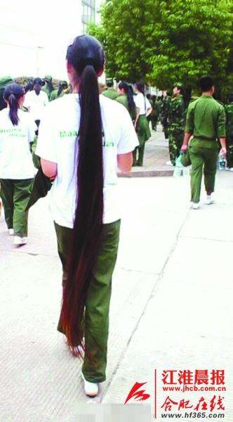 University student Zheng Yanyan has floor length long hair