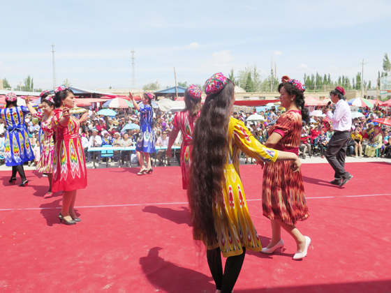 Ladies shew their long hair in Sinkiang