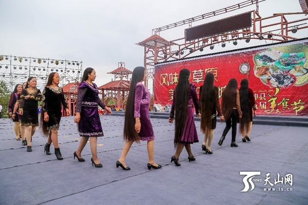 Ladies shew their long hair in Sinkiang-4