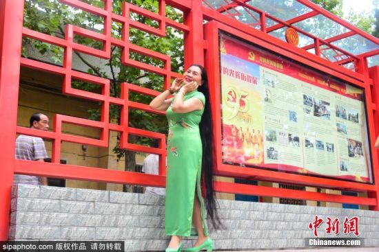 7月30日，河南郑州，郑州建设路与工人路附近，拥有近两米长秀发的樊女士，一出现在大街上和公园里，就引来了众多市民驻足观看，大家惊叹她一头秀发的同时，更敬佩她25年的坚持。今年49岁的樊女士从24岁那年开始留长头发，到如今最长的头发已经超过1.93米，她将继续留下去，看看头发能否超过她的两个身高。图片来源：Sipaphoto 版权作品 禁止转载