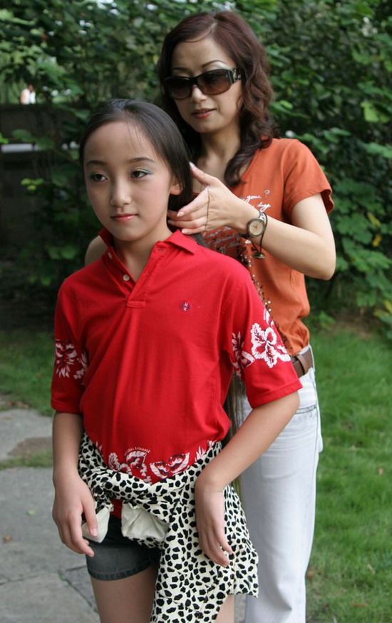 Mother help Xu Yuxin make braid