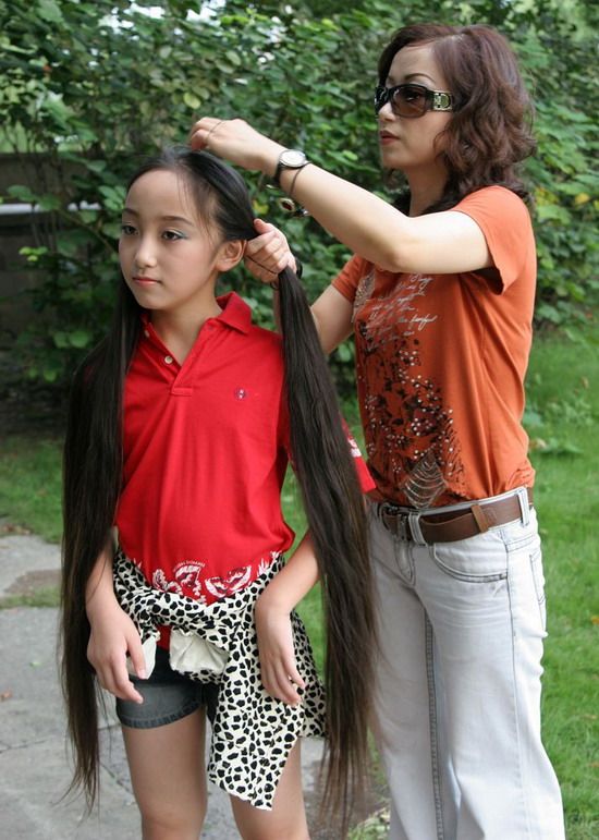 Mother help Xu Yuxin make braid