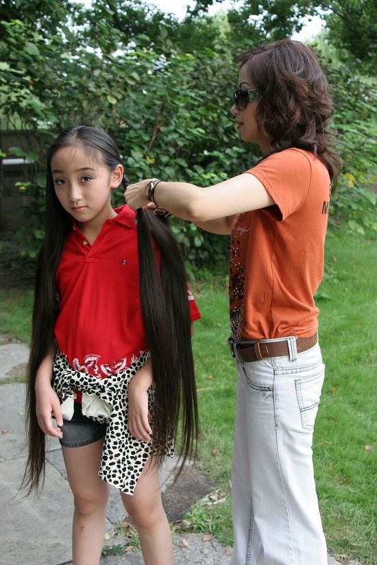 Mother help Xu Yuxin make braid