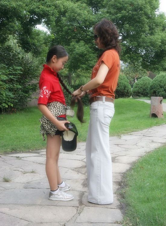 Mother help Xu Yuxin make braid