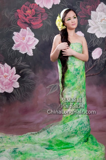 yiyi's artistic photos with long curly hair