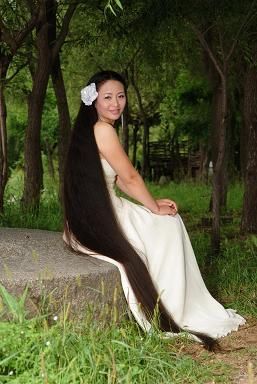 Shen Shuxiang with white skirt