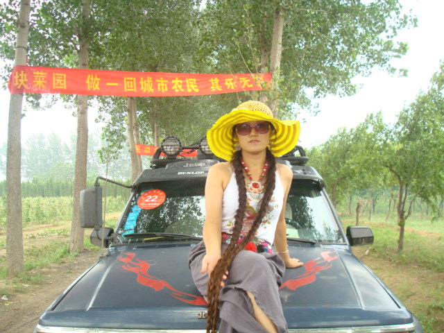 Gong Yanqiu show two braids on car