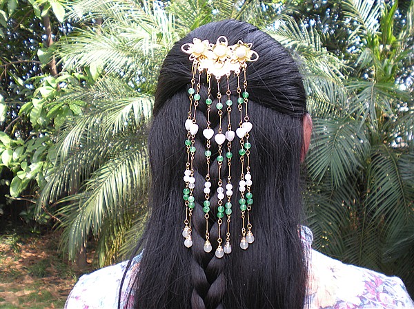 A insert-comb made by long hair lady