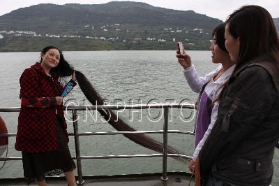 Cheng Shiqiong show her long hair on Yangtse river