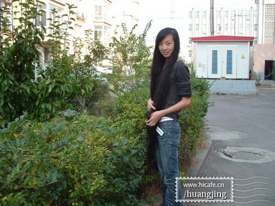 Huang Jing, a long hair girl like travelling