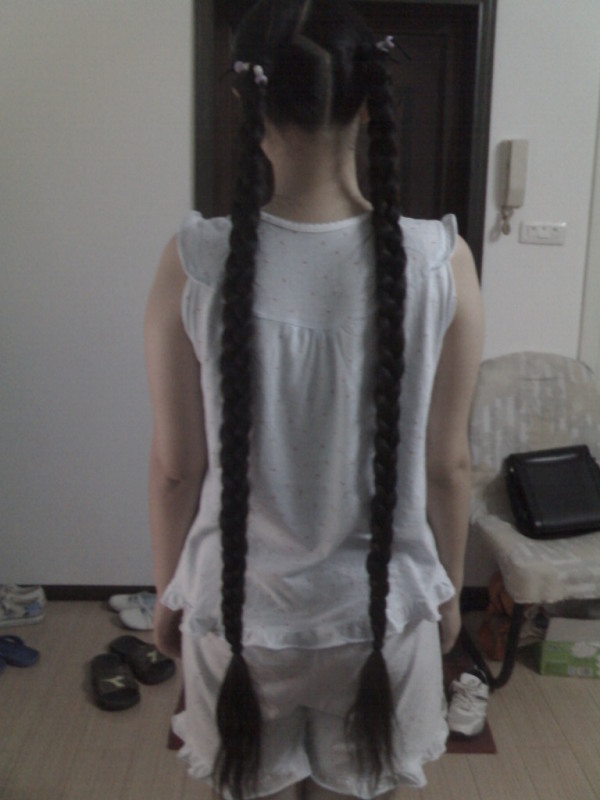 Braid and undu of a long hair student