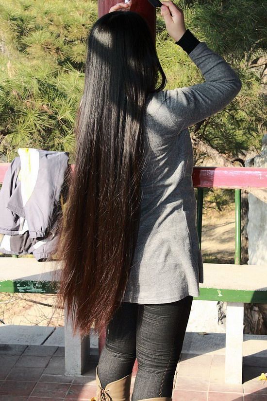 Beijing girl shew long hair in autumn