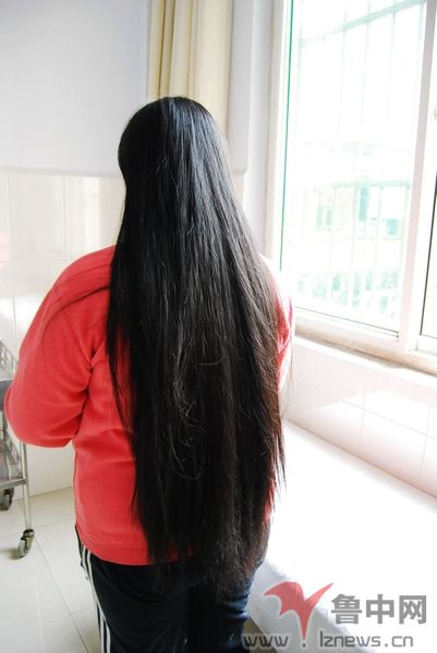A pregnant woman with 1 meter long hair