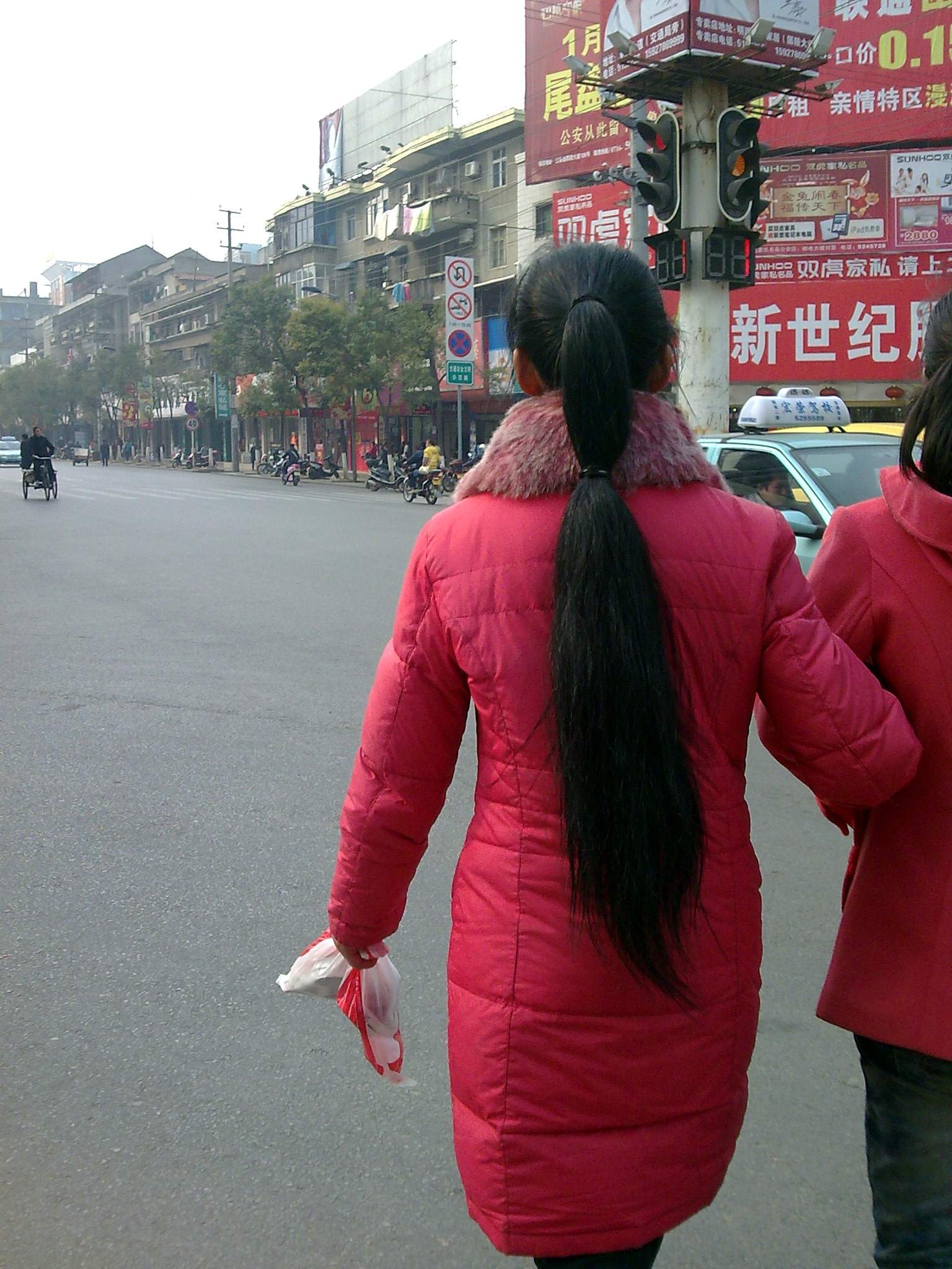 Streetshot of 2 ponytail