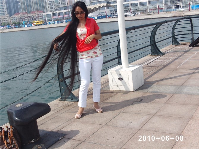 She shew her long hair at Qingdao