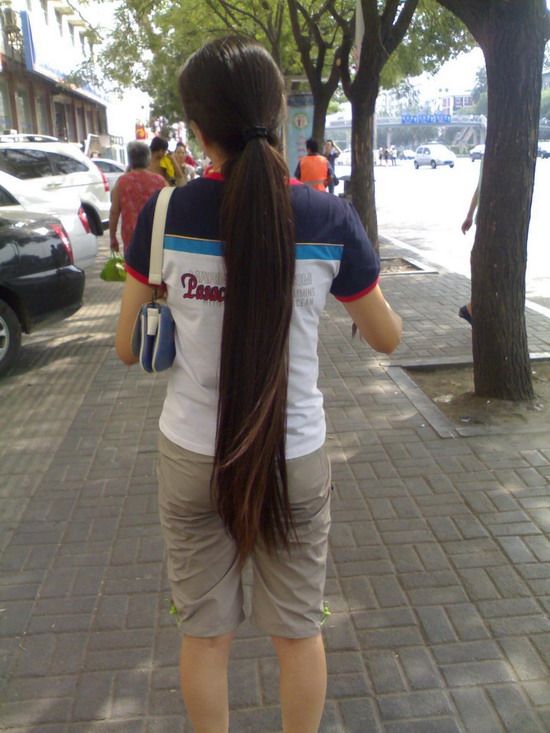Streetshot of long hair in 2011 April-1