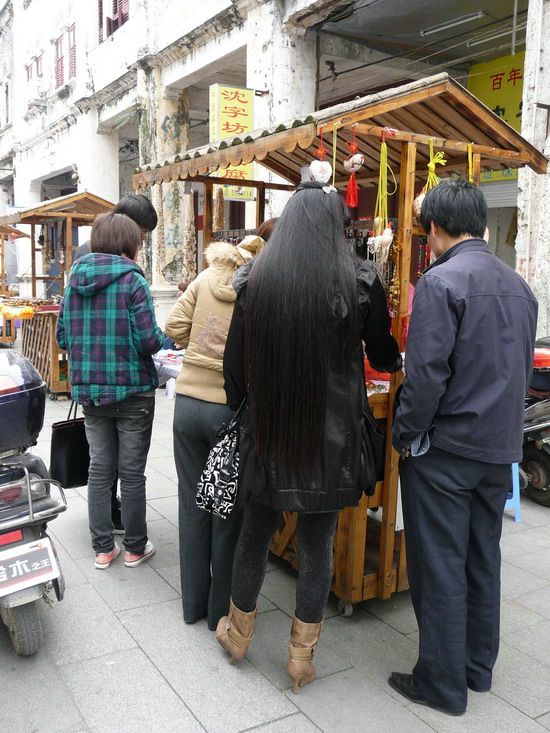 Streetshot of long hair in 2011 April-2