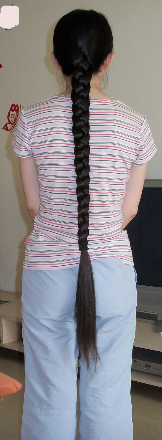 A girl from Zibo city has hair longer than 1 meter