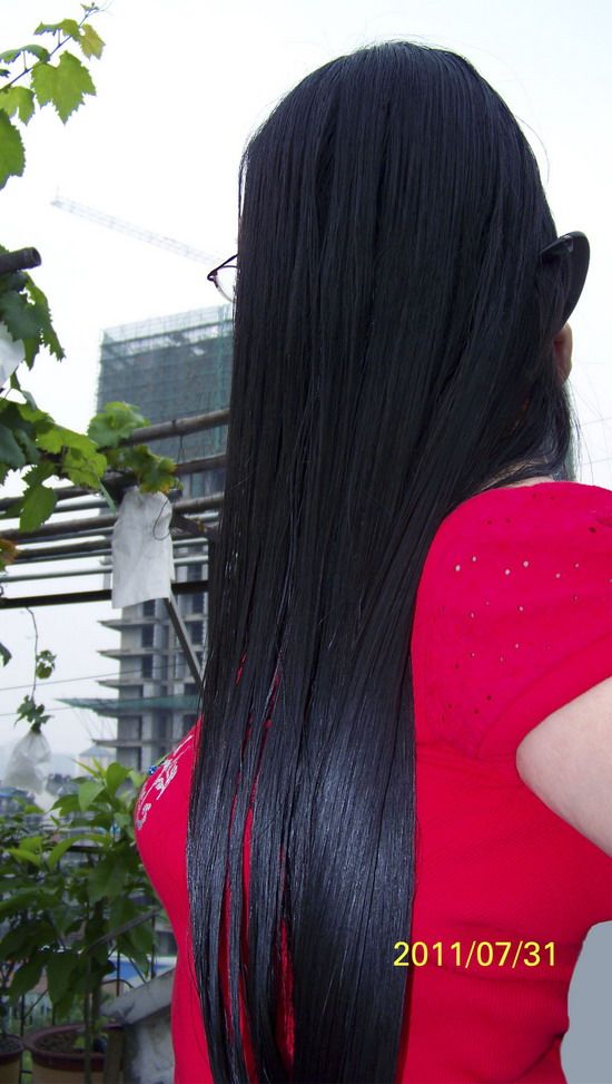 Zhu Min's 2.05 meters long hair after shampooing in 2011 summer