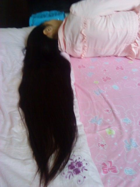 20 years girl has 1 meter long hair