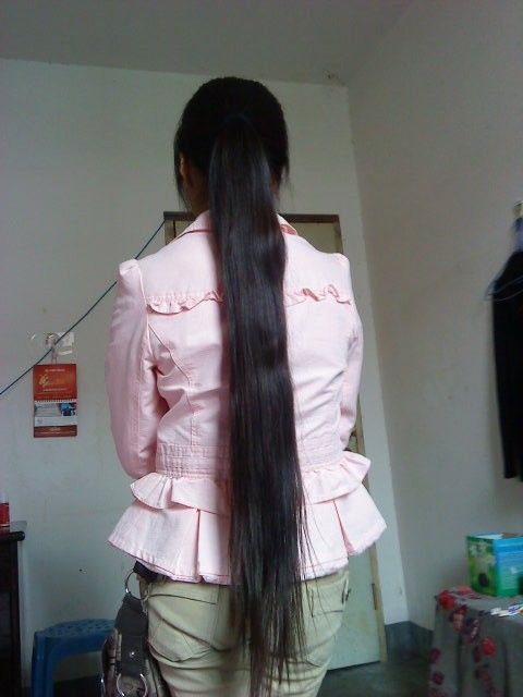 20 years girl has 1 meter long hair