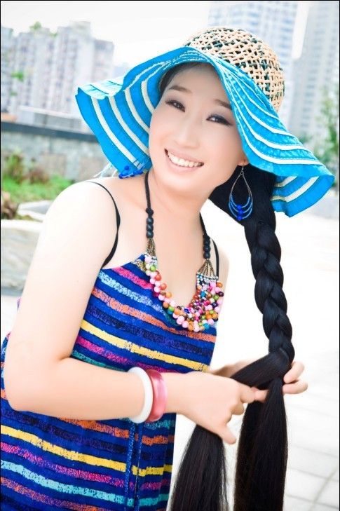 Gao Shuang wear colorful skirt in sunshine