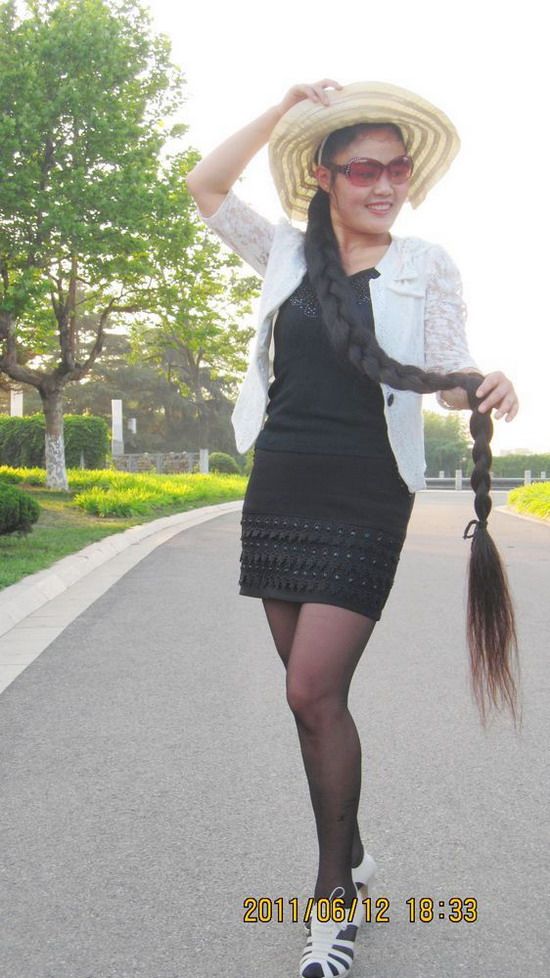 Kong Xiangxia show her 2 meters long hair