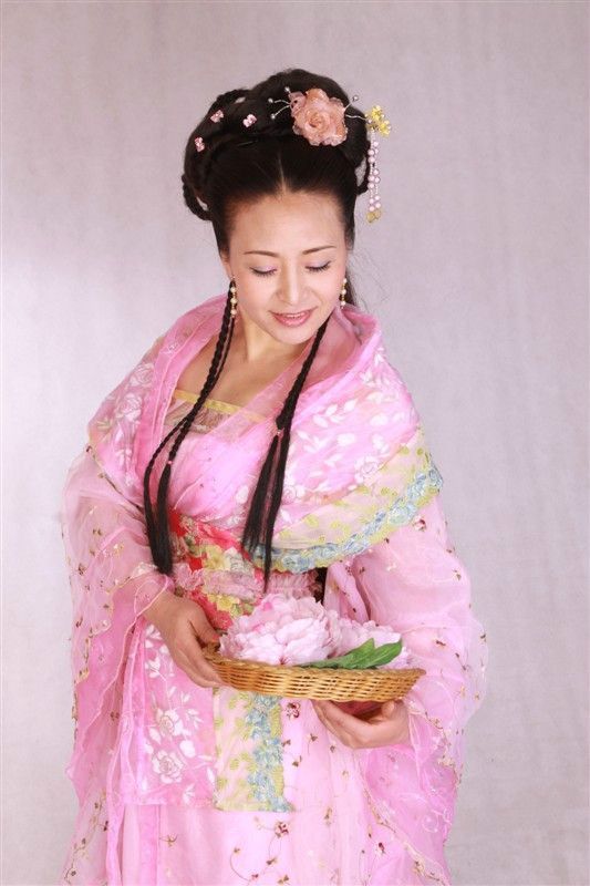 Shen Shuxiang dressed in Chinese traditional cloth