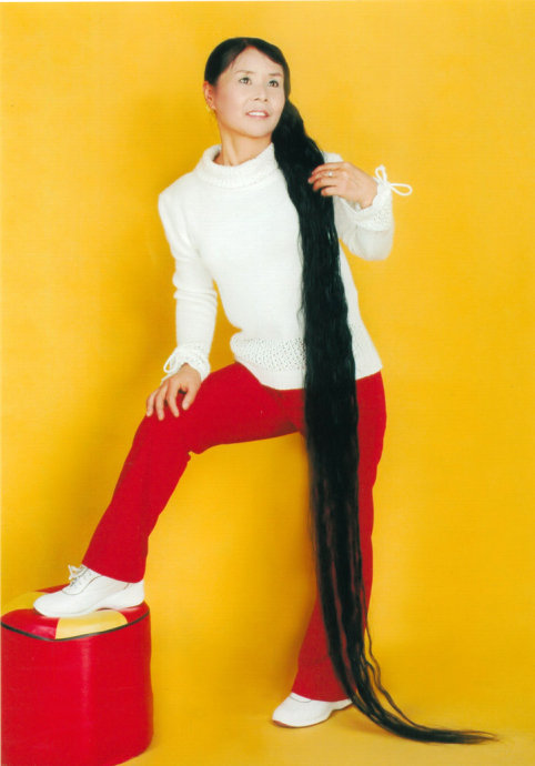 Jiang Yuerong has 1.85 meters long hair