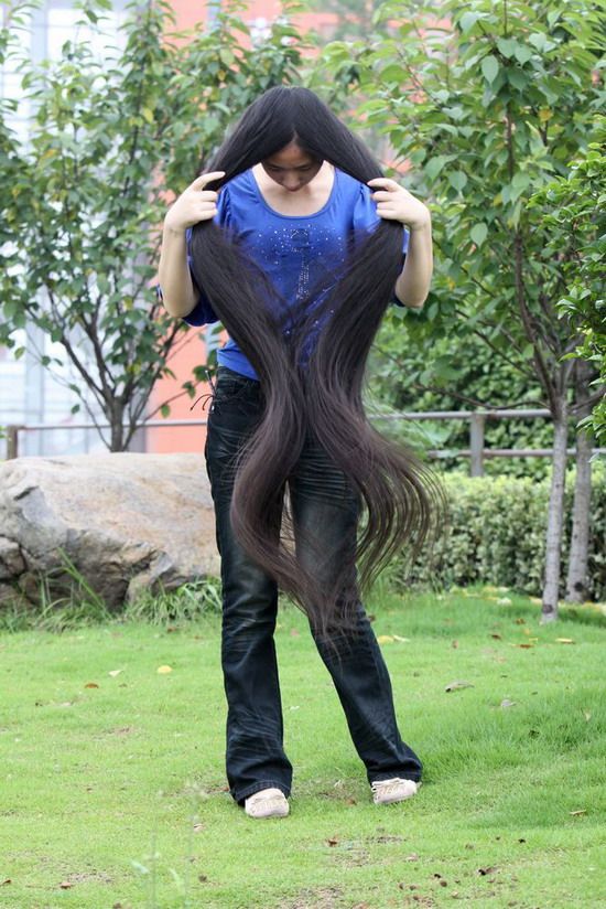 Luo Tingting show her long hair and dance