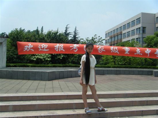 Little girl Jia Qinxin has beautiful long hair