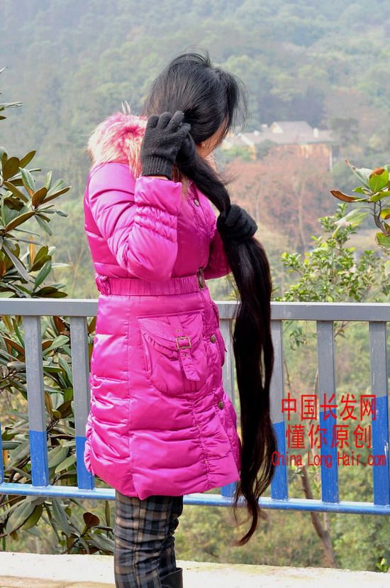 dongni's wife show her long hair in 2012 Chinese new year