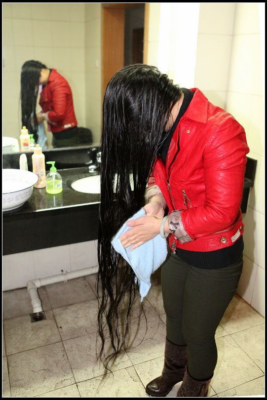 Xie Yanlin washed her long hair in Zhenhai