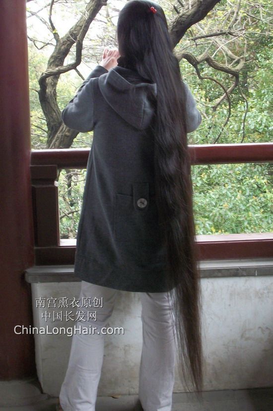 nangongxunyi comb her long hair in park