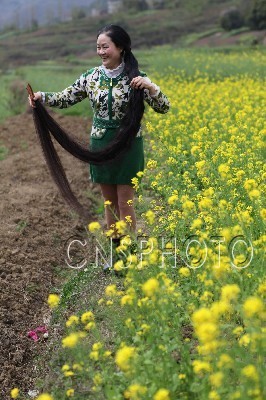 Cheng Shiqiong shew her long hair in flowers sea