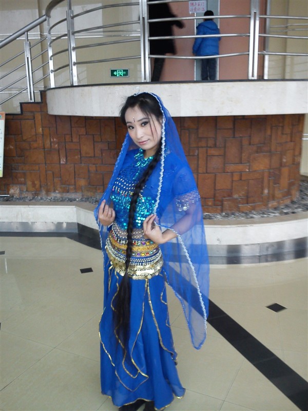 Zhang Huan shew her long braid before dancing