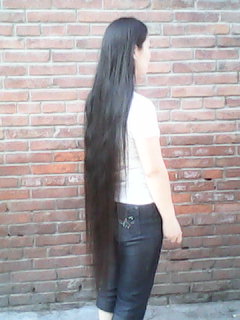 She has hair longer than 1 meter