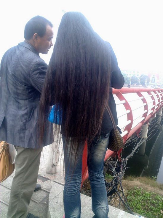 Streetshot of knee length long hair by lidunjun