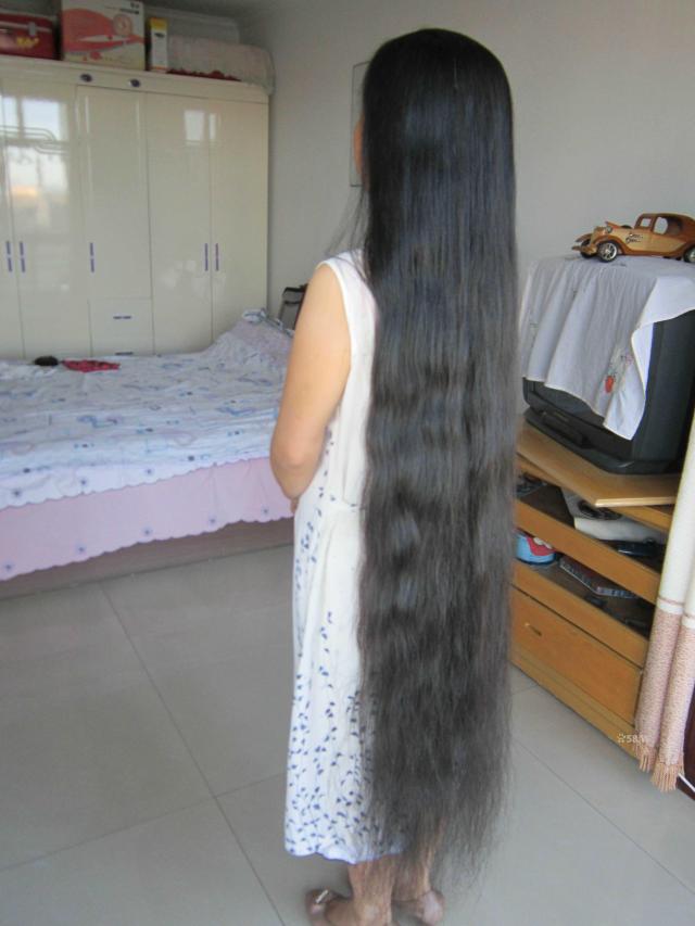 Miss Xu from Zhangjiakou has 1.6 meters long hair