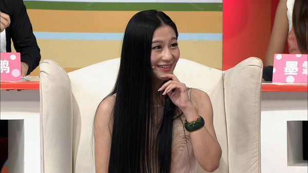 Liu Lanyu with silky long hair on TV show