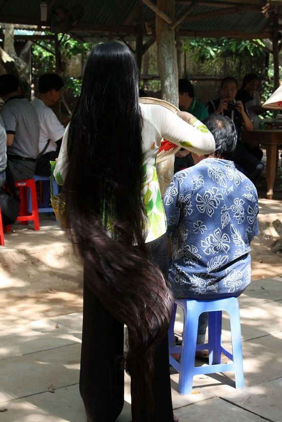 Long hair lady from Vietnam shot by Chinese people-2