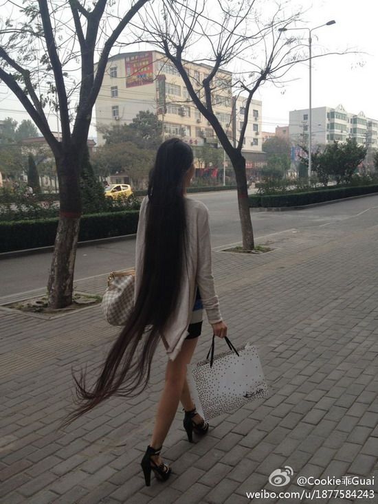 Di Lingchong walked with floor length long hair