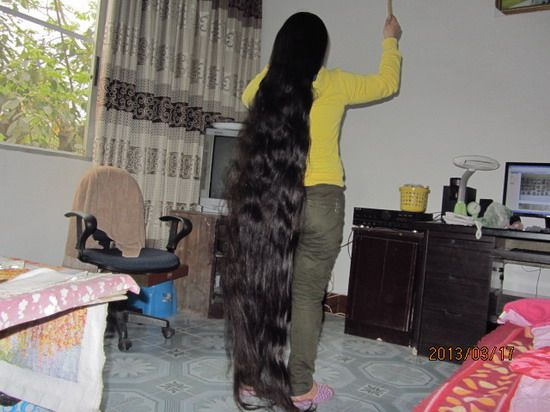 Lady comb her 2 meters long hair