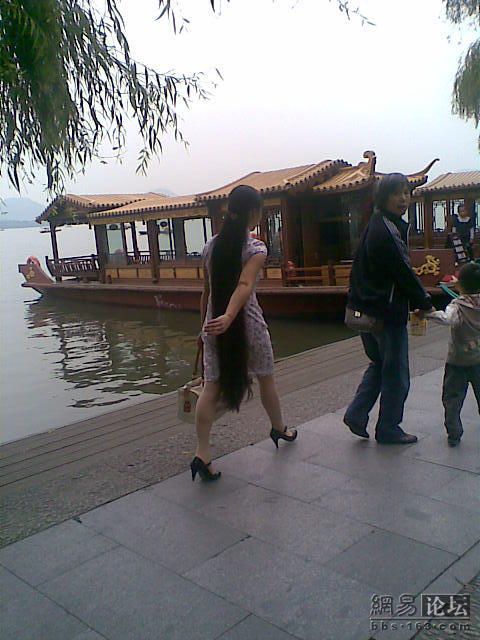 Lady dressed in cheong-sam travelled in West Lake